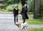 Huizen en Bussum 8 september 2007
Linda de Mol laat met vriendin de hond uit en gaat daarna winkelen.