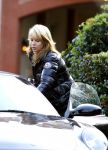 Laren 11 november 2007
Linda de Mol met dochter Noa in Laren met haar porsche.
