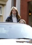 Laren 11 november 2007
Linda de Mol met dochter Noa in Laren met haar porsche.