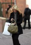 Laren 12 januari 2008
Linda de Mol boodschappen doen in Laren met haar nieuwe range rover.