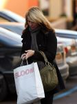 Laren 12 januari 2008
Linda de Mol boodschappen doen in Laren met haar nieuwe range rover.