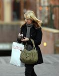 Laren 12 januari 2008
Linda de Mol boodschappen doen in Laren met haar nieuwe range rover.