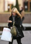Laren 12 januari 2008
Linda de Mol boodschappen doen in Laren met haar nieuwe range rover.
