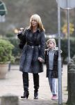 Laren 15 december 2007
Linda de Mol aan het winkelen met dochter Noa in Laren. Ze gingen met de porsche 911 cabrio daar naar toe en kregen een bekeuring voor fout parkeren.
