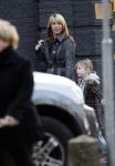 Laren 15 december 2007
Linda de Mol aan het winkelen met dochter Noa in Laren. Ze gingen met de porsche 911 cabrio daar naar toe en kregen een bekeuring voor fout parkeren.