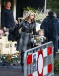 Laren 15 december 2007
Linda de Mol aan het winkelen met dochter Noa in Laren. Ze gingen met de porsche 911 cabrio daar naar toe en kregen een bekeuring voor fout parkeren.