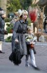Laren 15 december 2007
Linda de Mol aan het winkelen met dochter Noa in Laren. Ze gingen met de porsche 911 cabrio daar naar toe en kregen een bekeuring voor fout parkeren.
