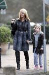 Laren 15 december 2007
Linda de Mol aan het winkelen met dochter Noa in Laren. Ze gingen met de porsche 911 cabrio daar naar toe en kregen een bekeuring voor fout parkeren.