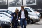 Amsterdam 22 mei 2009
Linda de Mol en haar vriend Jeroen Rietbergen gaan kijken voor een nieuwe porsche 911 cabrio.
Peter Smulders bv