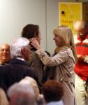 Rotterdam 29 februari 2008
Linda de Mol en 1eroen Rietbergen komen aan op vliegveld Zestienhoven na hun eerste liefdesvakantie in portugal. Buiten stormt/ waait het het.
Peter Smulders bv