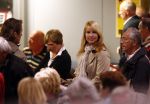 Rotterdam 29 februari 2008
Linda de Mol en 1eroen Rietbergen komen aan op vliegveld Zestienhoven na hun eerste liefdesvakantie in portugal. Buiten stormt/ waait het het.
Peter Smulders bv