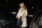 Rotterdam 29 februari 2008
Linda de Mol en 1eroen Rietbergen komen aan op vliegveld Zestienhoven na hun eerste liefdesvakantie in portugal. Buiten stormt/ waait het het.
Peter Smulders bv