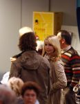Rotterdam 29 februari 2008
Linda de Mol en 1eroen Rietbergen komen aan op vliegveld Zestienhoven na hun eerste liefdesvakantie in portugal. Buiten stormt/ waait het het.
Peter Smulders bv