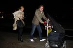 Rotterdam 29 februari 2008
Linda de Mol en 1eroen Rietbergen komen aan op vliegveld Zestienhoven na hun eerste liefdesvakantie in portugal. Buiten stormt/ waait het het.
Peter Smulders bv
