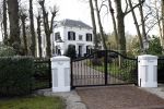 Huizen 29 maart 2008
Julian Vahle de Mol is jarig en het hele huis van Linda de Mol is versierd met ballonnen en slingers.
Peter Smulders bv
