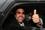 Amsterdam, 7 September 2008
De Amerikaanse zanger Lionel Richie verlaat het Amstel Hotel om naar zijn concert te gaan in Arnhem