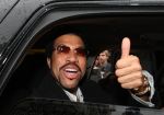 Amsterdam, 7 September 2008
De Amerikaanse zanger Lionel Richie verlaat het Amstel Hotel om naar zijn concert te gaan in Arnhem