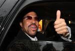 Amsterdam, 7 September 2008
De Amerikaanse zanger Lionel Richie verlaat het Amstel Hotel om naar zijn concert te gaan in Arnhem