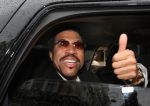 Amsterdam, 7 September 2008
De Amerikaanse zanger Lionel Richie verlaat het Amstel Hotel om naar zijn concert te gaan in Arnhem