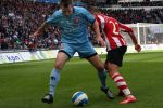 Eindhoven, 13 April 2008 Kampioenswedstrijd PSV-FC Twente, eindstand 1-1 Seizoen 2007/2008. PSV daardoor nog niet kampioen.
Balazs Dzsudzsak in duel met Luke Wilkshire