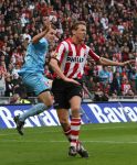 Eindhoven, 13 April 2008 Kampioenswedstrijd PSV-FC Twente, eindstand 1-1 Seizoen 2007/2008. PSV daardoor nog niet kampioen.
Jan Kromkamp in duel met Luke Wilkshire