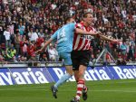 Eindhoven, 13 April 2008 Kampioenswedstrijd PSV-FC Twente, eindstand 1-1 Seizoen 2007/2008. PSV daardoor nog niet kampioen.
Jan Kromkamp in duel met Luke Wilkshire