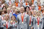 Den Haag 27 augustus 2008
De Olympische medaille winnaars van Peking op het bordes bij Koningin Beatrix. Aanwezig oa Anky v Grunsven Maarten v d Weijden Inge Dekker Marianne Vos Naomi v As Fatima de Moreiro Melo, anky v Grunsven Deborah Gravenstijn...
Peter Smulders bv