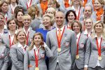 Den Haag 27 augustus 2008
De Olympische medaille winnaars van Peking op het bordes bij Koningin Beatrix. Aanwezig oa Anky v Grunsven Maarten v d Weijden Inge Dekker Marianne Vos Naomi v As Fatima de Moreiro Melo, anky v Grunsven Deborah Gravenstijn...
Peter Smulders bv
