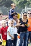 Amsterdam 7 juni 2008
Marc Overmars en zijn vrouw Chantal v Woensel met hun kinderen en zoons van broer bij dag voor ADHD op de toekomst bij Ajax.