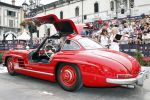 Brescia 15 mei 2008
Start van de Mille Miglia in Brescia. State of art rijdt met 2 porsches mee.
Marcedes SL 300 Classic Car