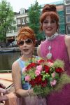 Amsterdam, 3 Juni 2008 In Hotel Seven One Seven ontvangt Marijke Helwegen uit handen van Tineke Schouten haar magazine