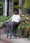 Baarn 7 sdeptember 2007
Mariska Hulscher brengt haar kinderen naar school. Sinds kort is zij verhuisd van Amsterdam naar Baarn.