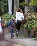 Baarn 7 sdeptember 2007
Mariska Hulscher brengt haar kinderen naar school. Sinds kort is zij verhuisd van Amsterdam naar Baarn.