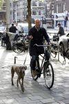 Amsterdam 11 mei 2009
Mart Visser met zijn hond fietsend in amsterdam.
Peter Smulders bv