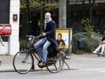 Amsterdam 15 oktober 2007
Mart Visser op zijn fiets met hond.
