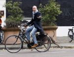 Amsterdam 15 oktober 2007
Mart Visser op zijn fiets met hond.