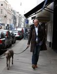 Amsterdam 29 maart 2008
Mart Visser aan het wandelen met zijn hond op de pc hooftstraat.