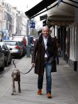Amsterdam 29 maart 2008
Mart Visser aan het wandelen met zijn hond op de pc hooftstraat.