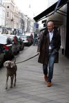 Amsterdam 29 maart 2008
Mart Visser aan het wandelen met zijn hond op de pc hooftstraat.