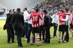 Arnhem, 20 April 2008 Kompetitiewedstrijd Vitesse-PSV, eindstand 0-1 Seizoen 2007/2008
PSV Landskampioen
Mart v d Heuvel feliciteert Danny Koevermans