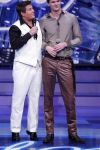 Hilversum 12 januari 2008
Martijn Krabbe presenteert idols. Hij staat op zijn tenen naast grote deelnemer.