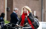 Amsterdam 29 april 2008
Maud Mulder idols met gsm op de fiets in Amsterdam. Vandaag werd bekend dat het uit is met Maud en haar vriend.
Peter Smulders bv