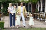 Wassenaar 11 juli 2008
Foto uurtje met prinses Maxima Prins Willem Alexander  en hun dochters Prinses Amalia Prinses Alexia en Prinses Ariane . 
Ze komen aanrijden in bakfiets.