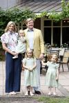 Wassenaar 11 juli 2008
Foto uurtje met prinses Maxima Prins Willem Alexander  en hun dochters Prinses Amalia Prinses Alexia en Prinses Ariane . 
Ze komen aanrijden in bakfiets.