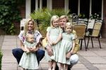 Wassenaar 11 juli 2008
Foto uurtje met prinses Maxima Prins Willem Alexander  en hun dochters Prinses Amalia Prinses Alexia en Prinses Ariane . 
Ze komen aanrijden in bakfiets.