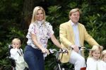 Wassenaar 11 juli 2008
Foto uurtje met prinses Maxima Prins Willem Alexander  en hun dochters Prinses Amalia Prinses Alexia en Prinses Ariane . 
Ze komen aanrijden in bakfiets.