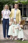 Wassenaar 11 juli 2008
Foto uurtje met prinses Maxima Prins Willem Alexander  en hun dochters Prinses Amalia Prinses Alexia en Prinses Ariane . 
Ze komen aanrijden in bakfiets.