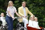 Wassenaar 11 juli 2008
Foto uurtje met prinses Maxima Prins Willem Alexander  en hun dochters Prinses Amalia Prinses Alexia en Prinses Ariane . 
Ze komen aanrijden in bakfiets.