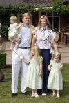 Wassenaar 11 juli 2008
Foto uurtje met prinses Maxima Prins Willem Alexander  en hun dochters Prinses Amalia Prinses Alexia en Prinses Ariane . 
Ze komen aanrijden in bakfiets.