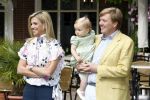 Wassenaar 11 juli 2008
Foto uurtje met prinses Maxima Prins Willem Alexander  en hun dochters Prinses Amalia Prinses Alexia en Prinses Ariane . 
Ze komen aanrijden in bakfiets.